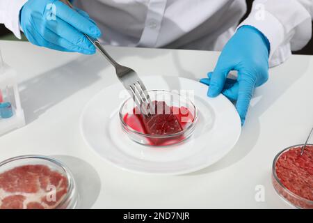 Wissenschaftler, der mit Zuchtfleisch im Labor arbeitet, Nahaufnahme Stockfoto