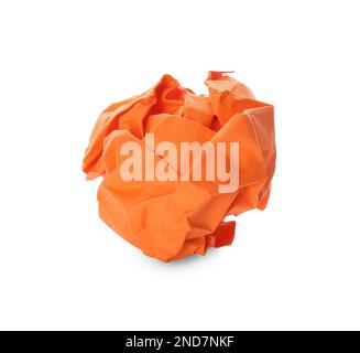 Zerknittertes Blatt orangefarbenes Papier, isoliert auf weiß Stockfoto