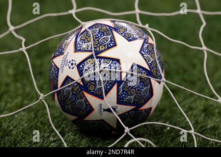 Mailand, Italien. 14. Februar 2023. Die neue Version des offiziellen Spielballs der Adidas UEFA Champions League während des Warm-Up vor dem Spiel der UEFA Champions League in Giuseppe Meazza, Mailand. Der Bildausdruck sollte lauten: Jonathan Moscrop/Sportimage Credit: Sportimage/Alamy Live News Stockfoto