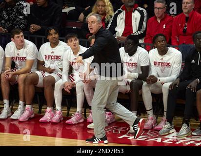 Piscataway, New Jersey, USA. 15. Februar 2023. Rutgers Scarlet Knights Cheftrainer Steve Pikiell leitet sein Team gegen die Nebraska Cornhuskers in der Gegend von Jersey MikeÕs in Piscataway, New Jersey. Duncan Williams/CSM/Alamy Live News Stockfoto