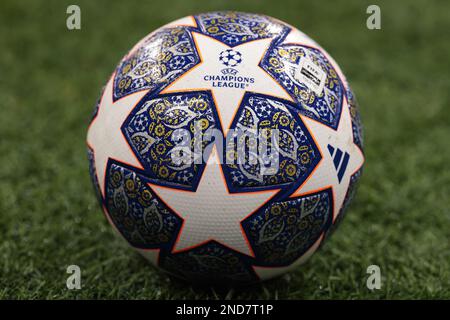 Mailand, Italien. 14. Februar 2023. Die neue Version des offiziellen Spielballs der Adidas UEFA Champions League während des Warm-Up vor dem Spiel der UEFA Champions League in Giuseppe Meazza, Mailand. Der Bildausdruck sollte lauten: Jonathan Moscrop/Sportimage Credit: Sportimage/Alamy Live News Stockfoto