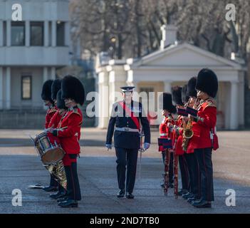 Wellington Barracks, London, Großbritannien. 15. Februar 2023 Der Generalmajor, der die Haushaltsabteilung leitet, Christopher Ghika CBE, führt die erste jährliche Inspektion durch, um zu bestätigen, dass die Truppen für die Erfüllung staatlicher Feierlichkeiten und öffentlicher Aufgaben geeignet sind. Garrison Sergeant Major Andrew Stokes überprüft die Band der Schotten Garde in Wellington Baracke während der Inspektion. Kredit: Malcolm Park/Alamy Live News Stockfoto