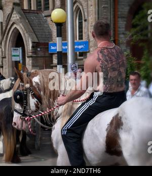 Der Reiter auf der Appleby Horse Fair zeigt seine Appleby- und Pferdetattoos auf dem Rücken. Stockfoto