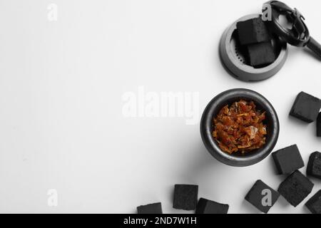 Hookah-Teile mit Tabak und Holzkohle auf weißem Hintergrund, Draufsicht Stockfoto