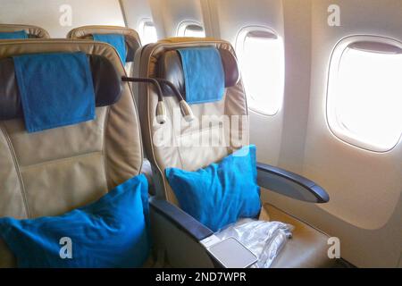 Reihe leerer Sitzplätze in der Business-Klasse in einer Boeing 777-300 er. Stockfoto