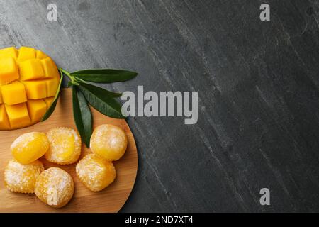 Köstlicher Mango-Mochi auf grauem Tisch, flach liegend. Platz für Text Stockfoto
