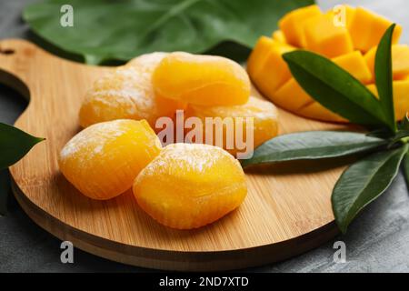 Köstlicher Mango-Mochi auf Holzbrett, Nahaufnahme Stockfoto