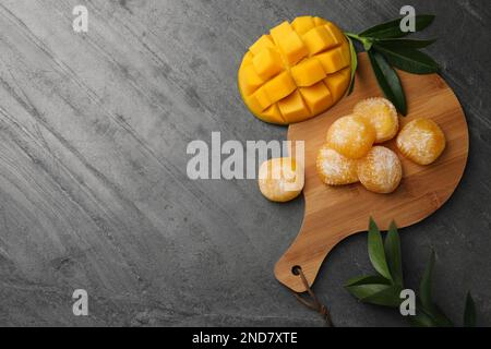 Köstlicher Mango-Mochi auf grauem Tisch, flach liegend. Platz für Text Stockfoto