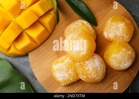 Köstlicher Mango-Mochi auf grauem Tisch, flach liegend Stockfoto