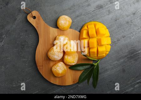 Köstlicher Mango-Mochi auf grauem Tisch, flach liegend Stockfoto