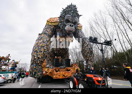 Viareggio, Italien. 04. Februar 2023. Ein allgemeiner Überblick über die Vorbereitung der Flöße für den ersten maskierten Kurs auf der Cittadella del Carnevale am 4. Februar 2023 in Viareggio, Italien (Foto von Alessandro Bremec/NurPhoto). Kredit: NurPhoto SRL/Alamy Live News Stockfoto