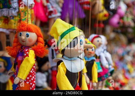 Puppen zum Verkauf an einem Marktstand in Prag. Stockfoto