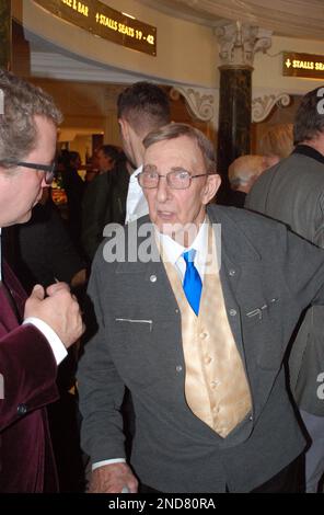 Englischer Schauspieler, Jazzsänger und Musiker Peter Miles, der mit dem Impressionisten und Komiker Jon Culshaw auf einer Veranstaltung zur Feier von Jon Pertwees Leben spricht. Stockfoto