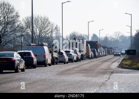 West Hyde, Hertfordshire, Großbritannien. 15. Februar 2023. Es gab heute lange Warteschlangen auf der A412 London Oribtal Road in Denham und West Hyde aufgrund von HS2 Ampeln vor ihrem Denham-Gelände an der A412. Ein Polizeiwagen mit blauen Lichtern hatte Verspätung und viele Autofahrer entschieden sich umzudrehen und zurück in Richtung Maple Cross zu fahren, da die Warteschlangen so lang waren, bis Denham erreicht wurde. HS2 LKW von Auftragnehmern, die den A412 nutzen, steckten ebenfalls in den Staus. Kredit: Maureen McLean/Alamy Live News Stockfoto