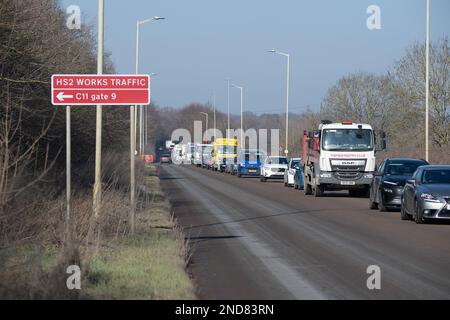 West Hyde, Hertfordshire, Großbritannien. 15. Februar 2023. Es gab heute lange Warteschlangen auf der A412 London Oribtal Road in Denham und West Hyde aufgrund von HS2 Ampeln vor ihrem Denham-Gelände an der A412. Ein Polizeiwagen mit blauen Lichtern hatte Verspätung und viele Autofahrer entschieden sich umzudrehen und zurück in Richtung Maple Cross zu fahren, da die Warteschlangen so lang waren, bis Denham erreicht wurde. HS2 LKW von Auftragnehmern, die den A412 nutzen, steckten ebenfalls in den Staus. Kredit: Maureen McLean/Alamy Live News Stockfoto