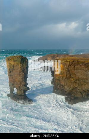 Yesnaby Sea Hack mit stürmischen Meeren, Orkney Inseln Stockfoto