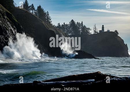 WA23005-00...WASHINGTON - Wellen schlagen auf den Klippen unter dem Cape Disappointment Lighthouse an der Mündung des Columbia River. Stockfoto