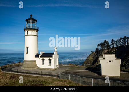 WA23012-00...WASHINGTON - North Head Lighthouse und ein Oil House mit Blick auf den Pazifik vom Cape Disappointment State Park. Stockfoto