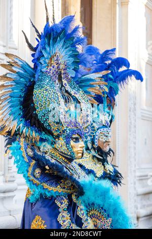 12. Februar 2023, Venedig, Italien. Reveller in bunten Kostümen feiern den Karneval 2023 in Venedig. Stockfoto