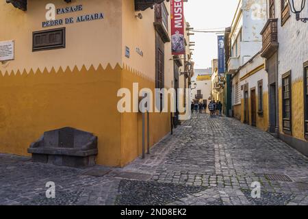 Las Palmas, Spanien, 26. Dezember 2022. Straße in der Stadt Las Palmas auf Gran Canaria, Spanien. Stockfoto