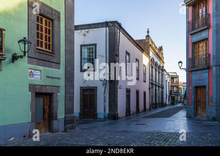 Las Palmas, Spanien, 26. Dezember 2022. Straße in der Stadt Las Palmas auf Gran Canaria, Spanien. Stockfoto