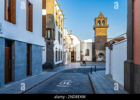 Las Palmas, Spanien, 26. Dezember 2022. Straße in der Stadt Las Palmas auf Gran Canaria, Spanien. Stockfoto