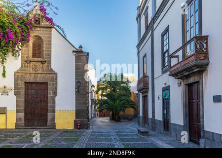 Las Palmas, Spanien, 26. Dezember 2022. Straße in der Stadt Las Palmas auf Gran Canaria, Spanien. Stockfoto