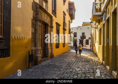 Las Palmas, Spanien, 26. Dezember 2022. Straße in der Stadt Las Palmas auf Gran Canaria, Spanien. Stockfoto