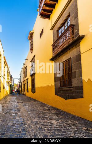 Las Palmas, Spanien, 26. Dezember 2022. Straße in der Stadt Las Palmas auf Gran Canaria, Spanien. Stockfoto