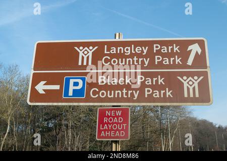 Wexham, Buckinghamshire, Großbritannien. 15. Februar 2023. Die Polizei von Thames Valley berichtete, dass eine Frau, die am 26. Januar 2023 im beliebten Black Park Country Park bei Slough mit ihrem Hund spazierte, von einem Mann mit einem Messer ausgeraubt wurde, und dass ihre Uhr gestohlen wurde. Der Mann bedrohte sie mit einem großen Messer. Das Opfer wurde nicht verletzt. Es wurde ein E-fit des Täters ausgestellt und die Polizei bittet um Informationen. Der Täter wird als weißer Mann beschrieben, etwa 25 Jahre alt, zwischen 5ft 7 und 5ft 8 Zoll groß, mittelgroß. Der Täter trug eine schwarze Kapuze Stockfoto