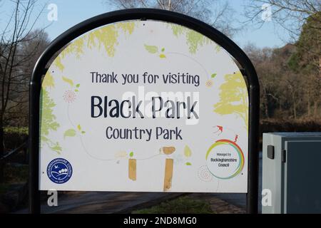 Wexham, Buckinghamshire, Großbritannien. 15. Februar 2023. Die Polizei von Thames Valley berichtete, dass eine Frau, die am 26. Januar 2023 im beliebten Black Park Country Park bei Slough mit ihrem Hund spazierte, von einem Mann mit einem Messer ausgeraubt wurde, und dass ihre Uhr gestohlen wurde. Der Mann bedrohte sie mit einem großen Messer. Das Opfer wurde nicht verletzt. Es wurde ein E-fit des Täters ausgestellt und die Polizei bittet um Informationen. Der Täter wird als weißer Mann beschrieben, etwa 25 Jahre alt, zwischen 5ft 7 und 5ft 8 Zoll groß, mittelgroß. Der Täter trug eine schwarze Kapuze Stockfoto