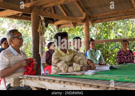 Min Sin (មិន ស៊ិន), männlich, 54 Kinder: 3 (2 von ihnen und seine Frau arbeiten in der Fabrik) Teamleiter, Latrine und rettendes Projekt. Sein Projekt ist es Stockfoto