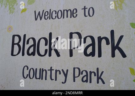 Wexham, Buckinghamshire, Großbritannien. 15. Februar 2023. Die Polizei von Thames Valley berichtete, dass eine Frau, die am 26. Januar 2023 im beliebten Black Park Country Park bei Slough mit ihrem Hund spazierte, von einem Mann mit einem Messer ausgeraubt wurde, und dass ihre Uhr gestohlen wurde. Der Mann bedrohte sie mit einem großen Messer. Das Opfer wurde nicht verletzt. Es wurde ein E-fit des Täters ausgestellt und die Polizei bittet um Informationen. Der Täter wird als weißer Mann beschrieben, etwa 25 Jahre alt, zwischen 5ft 7 und 5ft 8 Zoll groß, mittelgroß. Der Täter trug eine schwarze Kapuze Stockfoto