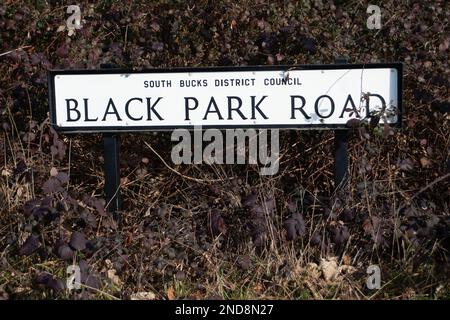 Wexham, Buckinghamshire, Großbritannien. 15. Februar 2023. Die Polizei von Thames Valley berichtete, dass eine Frau, die am 26. Januar 2023 im beliebten Black Park Country Park bei Slough mit ihrem Hund spazierte, von einem Mann mit einem Messer ausgeraubt wurde, und dass ihre Uhr gestohlen wurde. Der Mann bedrohte sie mit einem großen Messer. Das Opfer wurde nicht verletzt. Es wurde ein E-fit des Täters ausgestellt und die Polizei bittet um Informationen. Der Täter wird als weißer Mann beschrieben, etwa 25 Jahre alt, zwischen 5ft 7 und 5ft 8 Zoll groß, mittelgroß. Der Täter trug eine schwarze Kapuze Stockfoto