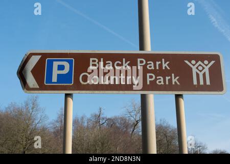 Wexham, Buckinghamshire, Großbritannien. 15. Februar 2023. Die Polizei von Thames Valley berichtete, dass eine Frau, die am 26. Januar 2023 im beliebten Black Park Country Park bei Slough mit ihrem Hund spazierte, von einem Mann mit einem Messer ausgeraubt wurde, und dass ihre Uhr gestohlen wurde. Der Mann bedrohte sie mit einem großen Messer. Das Opfer wurde nicht verletzt. Es wurde ein E-fit des Täters ausgestellt und die Polizei bittet um Informationen. Der Täter wird als weißer Mann beschrieben, etwa 25 Jahre alt, zwischen 5ft 7 und 5ft 8 Zoll groß, mittelgroß. Der Täter trug eine schwarze Kapuze Stockfoto