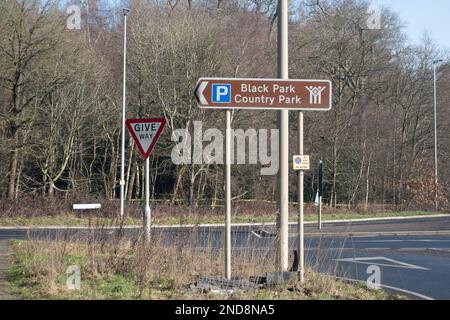 Wexham, Buckinghamshire, Großbritannien. 15. Februar 2023. Die Polizei von Thames Valley berichtete, dass eine Frau, die am 26. Januar 2023 im beliebten Black Park Country Park bei Slough mit ihrem Hund spazierte, von einem Mann mit einem Messer ausgeraubt wurde, und dass ihre Uhr gestohlen wurde. Der Mann bedrohte sie mit einem großen Messer. Das Opfer wurde nicht verletzt. Es wurde ein E-fit des Täters ausgestellt und die Polizei bittet um Informationen. Der Täter wird als weißer Mann beschrieben, etwa 25 Jahre alt, zwischen 5ft 7 und 5ft 8 Zoll groß, mittelgroß. Der Täter trug eine schwarze Kapuze Stockfoto