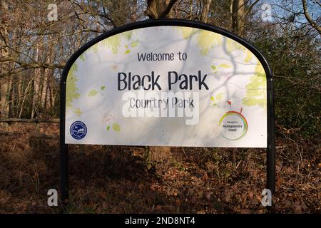 Wexham, Buckinghamshire, Großbritannien. 15. Februar 2023. Die Polizei von Thames Valley berichtete, dass eine Frau, die am 26. Januar 2023 im beliebten Black Park Country Park bei Slough mit ihrem Hund spazierte, von einem Mann mit einem Messer ausgeraubt wurde, und dass ihre Uhr gestohlen wurde. Der Mann bedrohte sie mit einem großen Messer. Das Opfer wurde nicht verletzt. Es wurde ein E-fit des Täters ausgestellt und die Polizei bittet um Informationen. Der Täter wird als weißer Mann beschrieben, etwa 25 Jahre alt, zwischen 5ft 7 und 5ft 8 Zoll groß, mittelgroß. Der Täter trug eine schwarze Kapuze Stockfoto