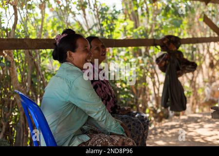 Die Mitglieder der Gemeinschaft lachten und scherzten während der VON Kakada geförderten Zusammenkünfte DES TSCHAD (Community Health and Agricultural Development) Stockfoto