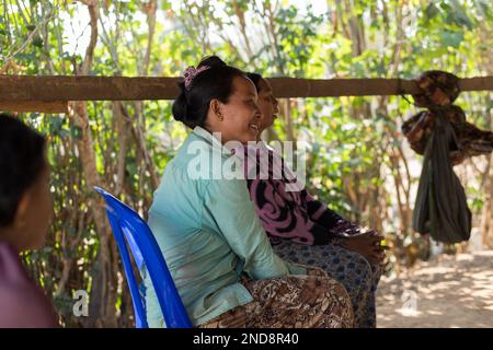 Die Mitglieder der Gemeinschaft lachten und scherzten während der VON Kakada geförderten Zusammenkünfte DES TSCHAD (Community Health and Agricultural Development) Stockfoto