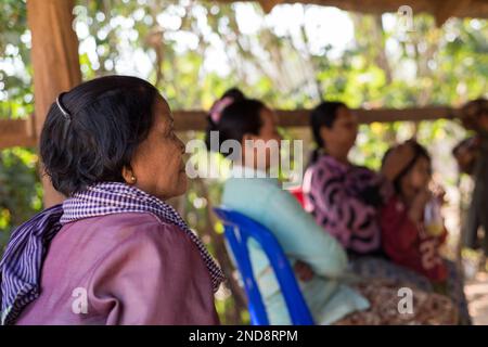 Die Mitglieder der Gemeinschaft lachten und scherzten während der VON Kakada geförderten Zusammenkünfte DES TSCHAD (Community Health and Agricultural Development) Stockfoto