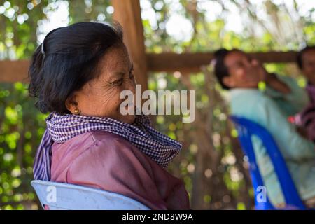 Die Mitglieder der Gemeinschaft lachten und scherzten während der VON Kakada geförderten Zusammenkünfte DES TSCHAD (Community Health and Agricultural Development) Stockfoto