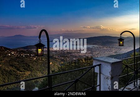 Volos Golf bei Sonnenuntergang, Blick über Makrinitsa Dorf, Pilion Berg, Griechenland Stockfoto