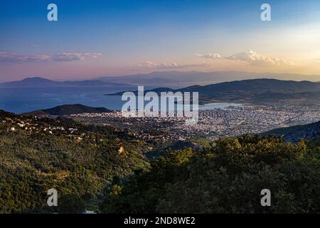 Volos Golf bei Sonnenuntergang, Blick über Makrinitsa Dorf, Pilion Berg, Griechenland Stockfoto