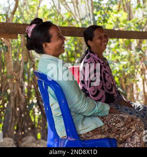 Die Mitglieder der Gemeinschaft lachten und scherzten während der VON Kakada geförderten Zusammenkünfte DES TSCHAD (Community Health and Agricultural Development) Stockfoto