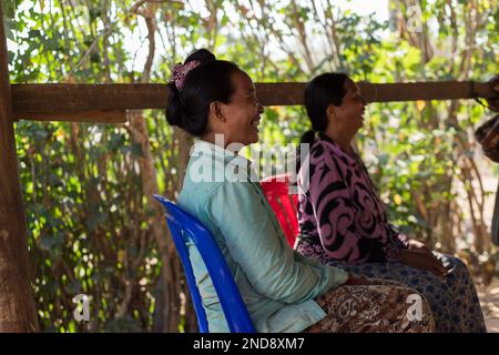 Die Mitglieder der Gemeinschaft lachten und scherzten während der VON Kakada geförderten Zusammenkünfte DES TSCHAD (Community Health and Agricultural Development) Stockfoto