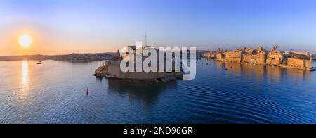 Blick auf die Meereslandschaft des Grand Harbour bei Sonnenaufgang in Valletta, der Hauptstadt von Malta. Blick auf Fort St. Angelo, ein Bastionshaus in Birgu. Stockfoto