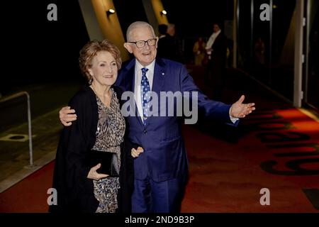 APELDOORN - Prinzessin Margriet und ihr Mann Pieter van Vollenhoven besuchen die Aufführung Carmen.maquia von der Tanzgesellschaft Introdans im Theater Orpheus zum Geburtstag mit Familienmitgliedern. Es war Margriets Geburtstag am 19. Januar, als sie 80 wurde. ANP ROBIN VAN LONKHUIJSEN niederlande raus - belgien raus Stockfoto