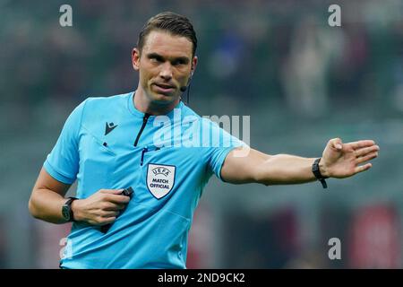 Mailand, Italien. 14. Februar 2023. Schiedsrichter Sandro Scharer Gesten während der UEFA Champions League-Runde 16 zwischen AC Milan und Tottenham Hotspur am 14. Februar 2023 im Stadio San Siro, Mailand, Italien. Kredit: Giuseppe Maffia/Alamy Live News Stockfoto