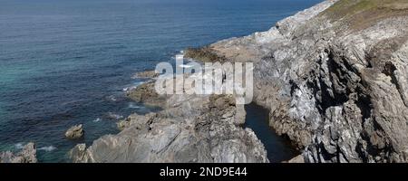 Zerklüftete Felsen an der Küste von Pentire Point West in der Nähe von Newquay in Cornwall in Großbritannien. Stockfoto