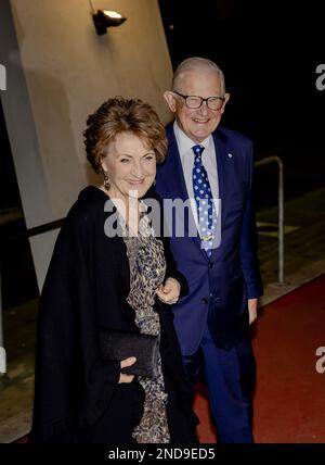 APELDOORN - Prinzessin Margriet und ihr Mann Pieter van Vollenhoven besuchen die Aufführung Carmen.maquia von der Tanzgesellschaft Introdans im Theater Orpheus zum Geburtstag mit Familienmitgliedern. Es war Margriets Geburtstag am 19. Januar, als sie 80 wurde. ANP ROBIN VAN LONKHUIJSEN niederlande raus - belgien raus Stockfoto